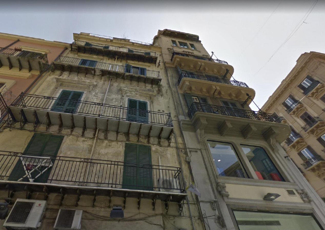 Vittorio Emanuele & Via Roma Colorful Apartment *